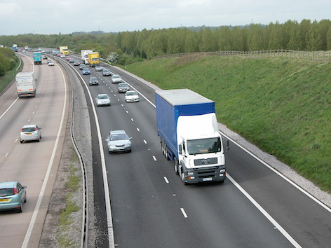 photo_taken_from_a_bridge_of_traffic_on_the__two-lane_M_42_near_Tamworth